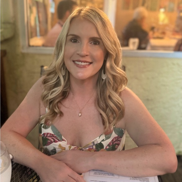 Meet your Posher, Jennifer - Picture 1 of 1